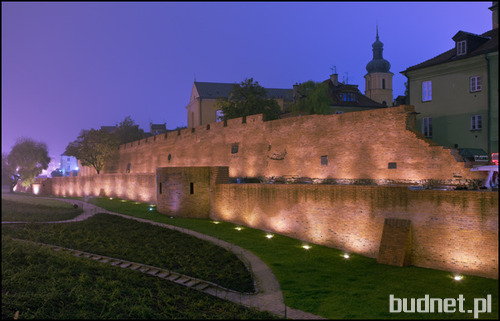 Oświetlone nocą mury obronne